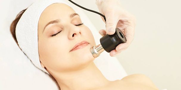 Electroporation facial rejuvenation. Cosmetology face treatment. Salon cosmetic hardware. Medical woman equipment. Beauty girl. - Foto, Imagem