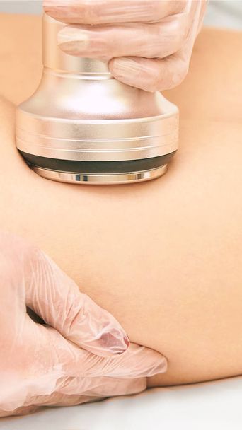 Cavitation machine therapy. Woman body lipo treatment. Ultrasound salon device. Radio frequency cosmetology procedure. - Zdjęcie, obraz
