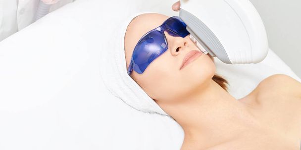 Laser facial hair removal. Cosmetology ipl device. Woman body in clinic. Medical beauty girl. Acne salon treatment tool. - Fotoğraf, Görsel