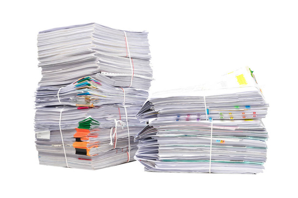 Empilement de papiers d'affaires isolés sur fond blanc
 - Photo, image