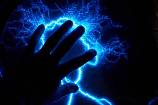 elektrische Plasmakugel auf dunklem Hintergrund. statisches Strommodell - Foto, Bild