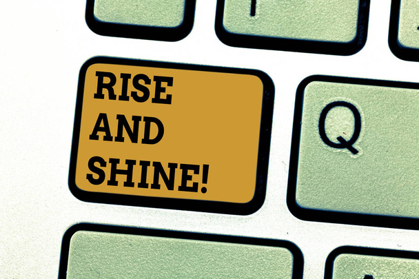 Tekstimerkki, jossa näkyy Rise And Shine. Käsitteellinen kuva Motivaatio aloittaa uusi päivä Ole kirkas iloinen näppäimistön avain Aikomus luoda tietokoneen viestin painamalla näppäimistön idea
. - Valokuva, kuva