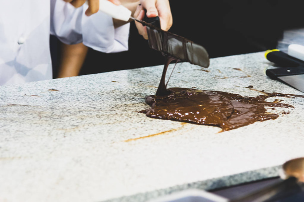 チョコレートファッジのフロスティング、チョコレートファッジを作る - 写真・画像