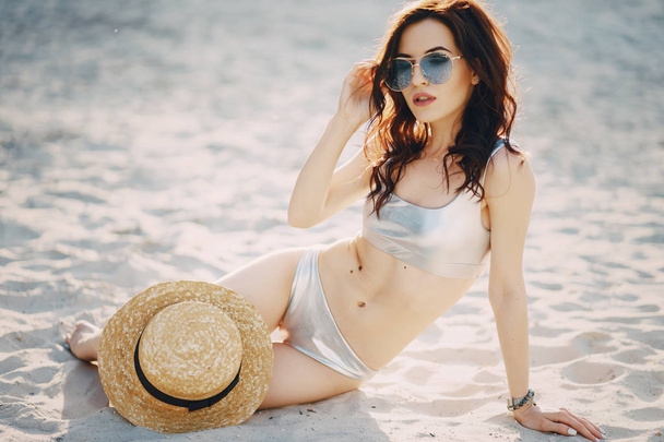 Chica en la playa - Foto, Imagen