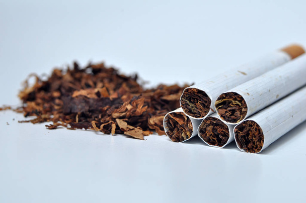 Gros plan de cigarettes fond blanc
 - Photo, image