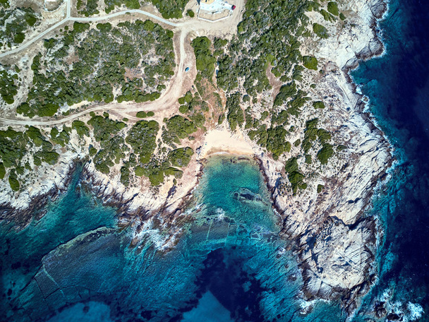 Όμορφη παραλία και βραχώδη κορυφή εναέρια θέα κηφήνας βολή, Σιθωνία, Ελλάδα - Φωτογραφία, εικόνα