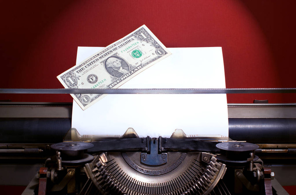 Bisnesman Guías, dólar sobre papel en máquina de escribir manual vintage
 - Foto, Imagen