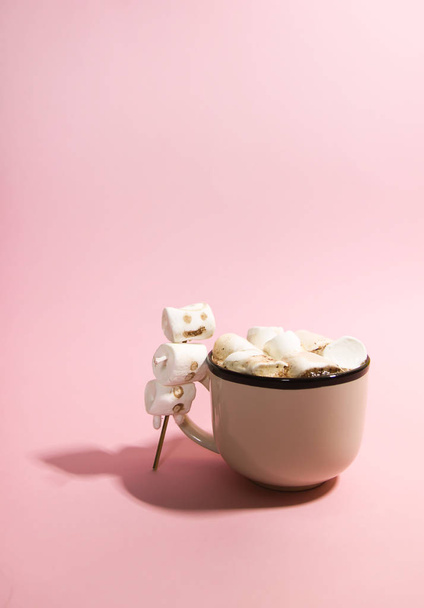Tasse en céramique avec boisson chaude au cacao frais et bonhomme de neige en guimauve fait à la main fondu
. - Photo, image