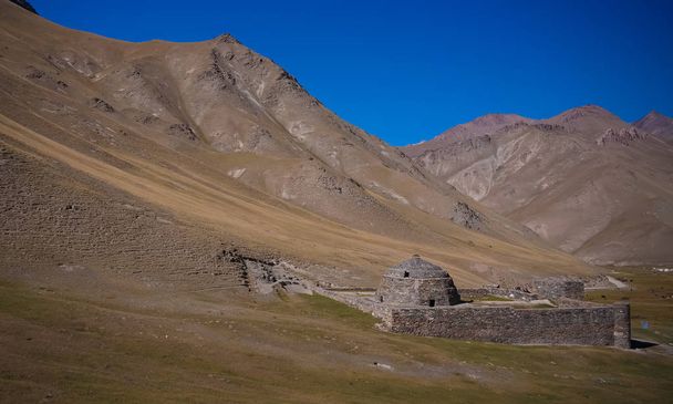 Caravansérail Tash Rabat dans la montagne Tian Shan, province de Naryn, Kirghizistan
 - Photo, image