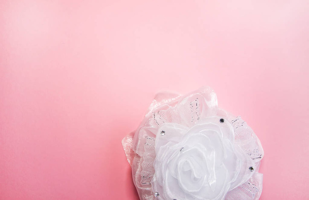 White ribbon bow on soft pink background. Festive decorative element. - Foto, Imagem