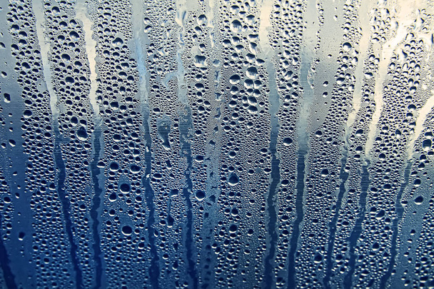 Textur von Regentropfen auf nasser transparenter Oberfläche. vernebeltes Glas. - Foto, Bild
