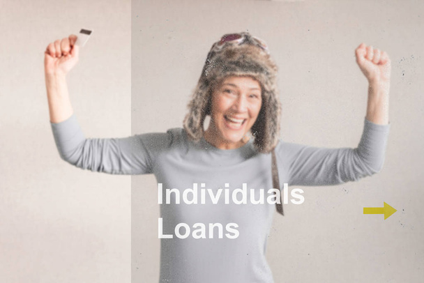 Mujer alegre emocionada celebrando conseguir préstamos aprobados en el banco, la celebración de la tarjeta de crédito en la mano
 - Foto, imagen