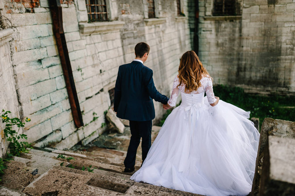 bride and groom walking around vintage astle, renaissance palace for wedding ceremony - Foto, Bild