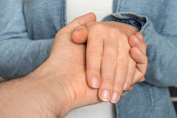 Két pár kéz összeérnek - együtt, segítséget nyújt, támogatást, részvét, empátia koncepció - Fotó, kép