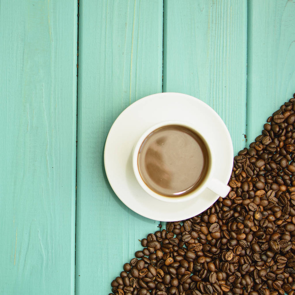 Černá kávová zrna na tyrkysové pozadí - Fotografie, Obrázek