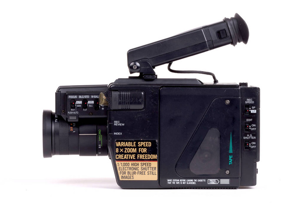 Videocamera analogica, isolata su sfondo bianco - Foto, immagini