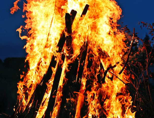 Полум'я вогню на відкритому повітрі
 - Фото, зображення