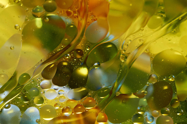 плавающие в воде абстрактные цветные капли масла
 - Фото, изображение
