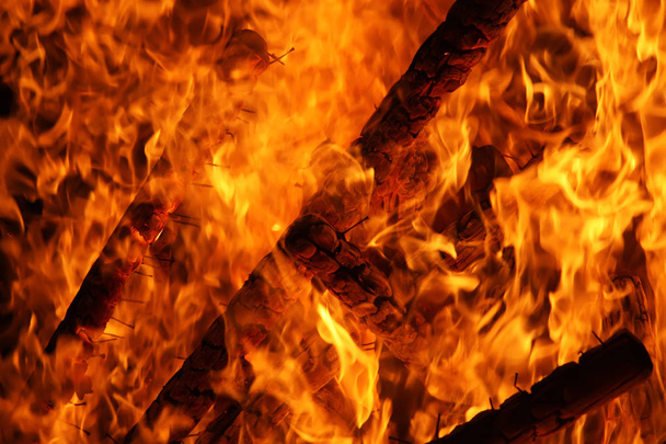 Fuego llama al aire libre
 - Foto, Imagen