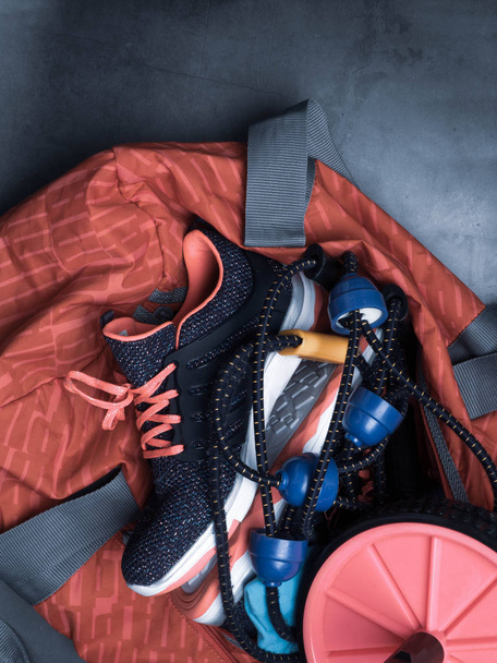 Sport cipők, póló, táska, roll-Press, szürke kő alapon másol hely - Fotó, kép