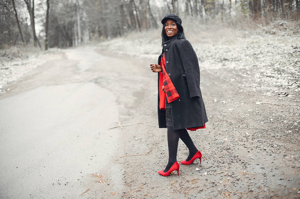 Elegant black girl in a winter park - Fotoğraf, Görsel