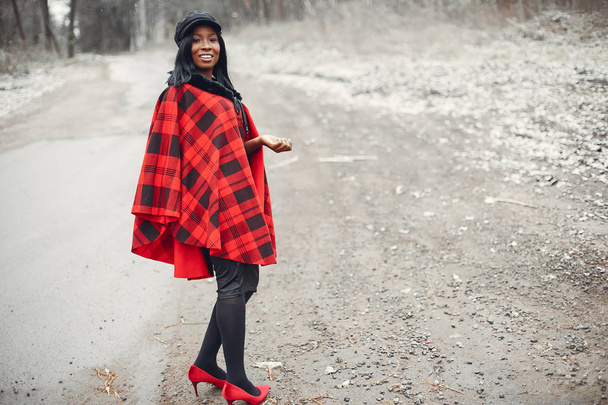 Elegant black girl in a winter park - Foto, Bild