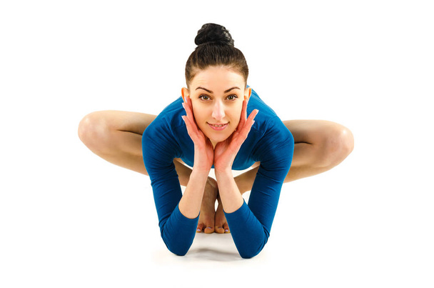 Mulher saudável bonita pratica ioga em corpo turquesa isolado em fundo branco. Asanas de ioga. Hatha ioga
 - Foto, Imagem