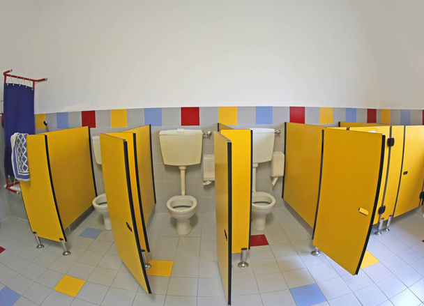 çocuksuz sarı kapı ile okul öncesi banyo iç - Fotoğraf, Görsel