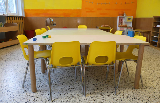 in einem Klassenzimmer einer Schule mit kleinen gelben Stühlen ohne Kinder - Foto, Bild