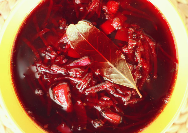 Традиционный русский и украинский красный борщ или свекольный суп со сметаной
. - Фото, изображение