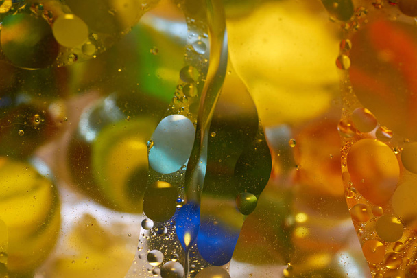 плавающие в воде абстрактные цветные капли масла
 - Фото, изображение