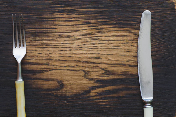 çatal bıçak takımı ahşap oyun tahtası - Fotoğraf, Görsel