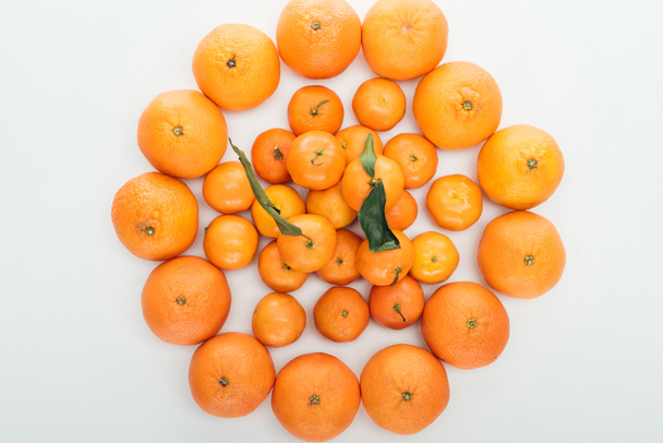 top view of ripe orange tangerines arranged in circle on white background - Foto, Imagen