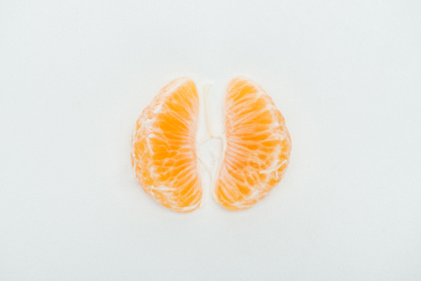 vista dall'alto di fette di mandarino sbucciate su sfondo bianco con spazio di copia
 - Foto, immagini