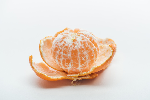 érett lédús narancs egész, hámozott mandarin a héj, a fehér háttér - Fotó, kép