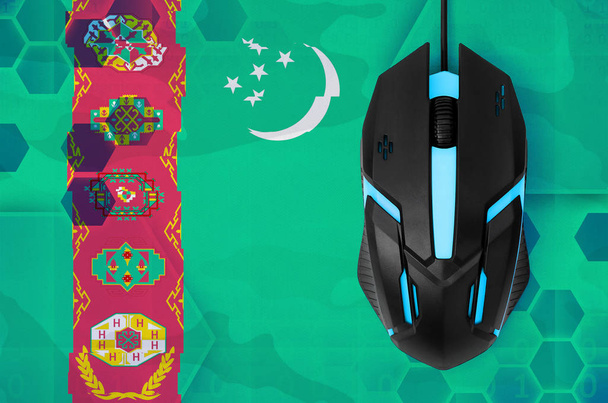トルクメニスタンの旗とモダンなバックライト付きコンピュータ ・ マウス。E スポーツ チームを表す国の概念 - 写真・画像