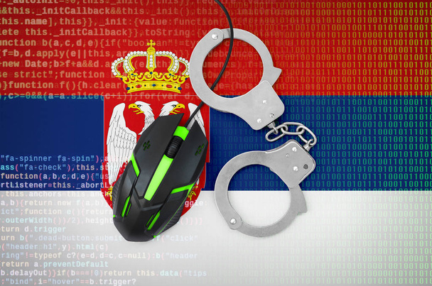 Sérvia bandeira e algemado mouse computador backlit moderno. Conceito criativo de combate à criminalidade informática, hackers e pirataria
 - Foto, Imagem