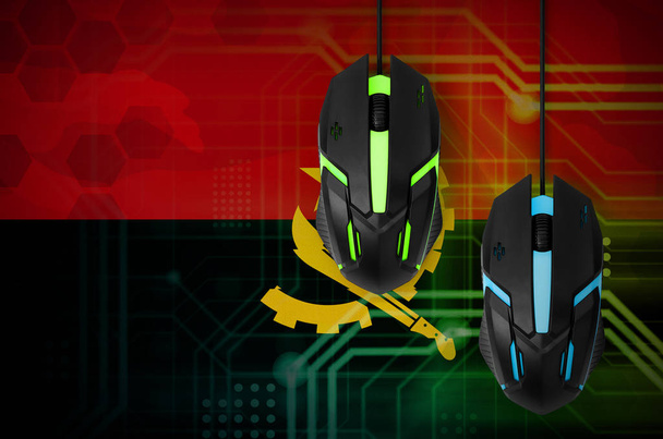 Bandera de Angola y dos ratones modernos con retroiluminación. El concepto de juegos cooperativos en línea. Equipo de deporte cibernético
 - Foto, Imagen