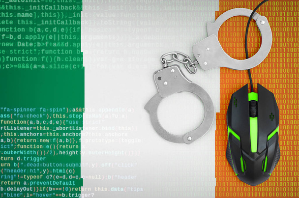 İrlanda bayrağı ve kelepçeli modern sırt bilgisayar fare. Bilgisayar suç, bilgisayar korsanları ve korsanlıkla mücadele yaratıcı kavramı - Fotoğraf, Görsel