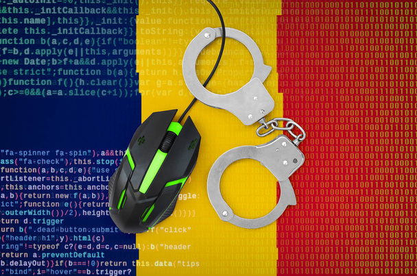 Bandiera Chad e ammanettato moderno mouse del computer retroilluminato. Concetto creativo di lotta alla criminalità informatica, agli hacker e alla pirateria
 - Foto, immagini