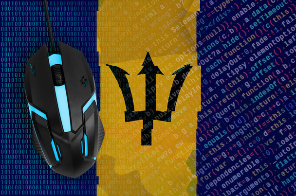 Vlag van Barbados en moderne backlit computermuis. Het concept van digitale dreiging, illegale acties op Internet - Foto, afbeelding