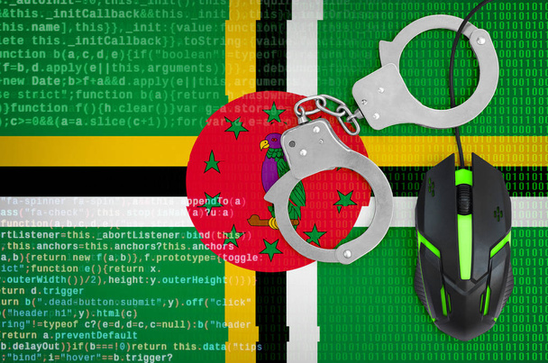 Vlajky Dominika a pouta moderní podsvícení počítačové myši. Kreativní koncepce boje proti počítačové kriminality, hackeři a pirátství - Fotografie, Obrázek