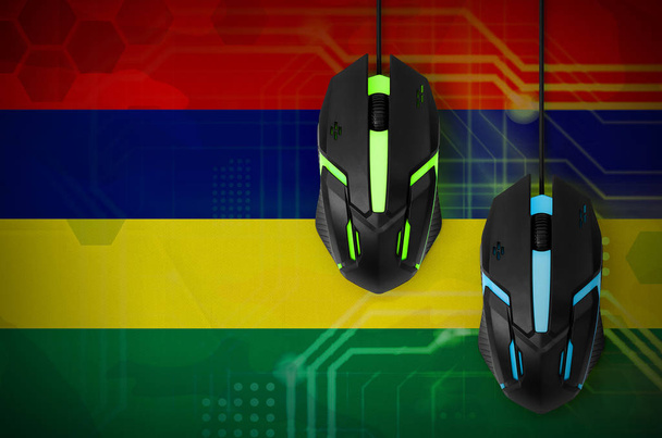Bandera de Mauricio y dos ratones modernos con retroiluminación. El concepto de juegos cooperativos en línea. Equipo de deporte cibernético
 - Foto, imagen