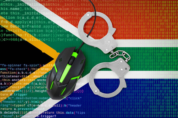 Bandiera Sud Africa e ammanettato moderno mouse del computer retroilluminato. Concetto creativo di lotta alla criminalità informatica, agli hacker e alla pirateria
 - Foto, immagini