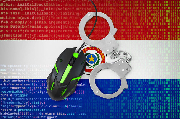 Σημαία της Παραγουάης και χειροπέδες σύγχρονη φωτιζόμενη το ποντίκι του υπολογιστή. Δημιουργική ιδέα της καταπολέμησης ηλεκτρονικού εγκλήματος, χάκερ και πειρατεία - Φωτογραφία, εικόνα