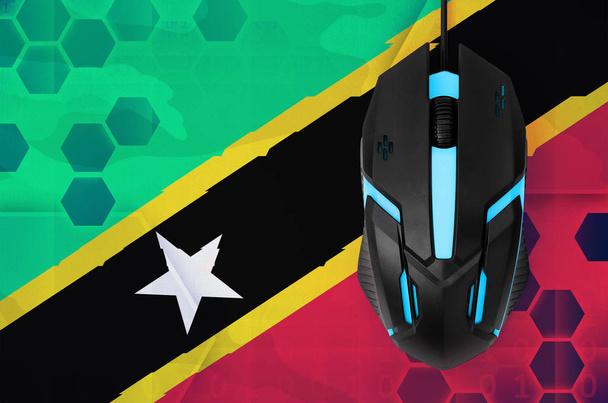 Vlag van Saint Kitts en Nevis en moderne backlit computermuis. Concept van land vertegenwoordigen van e-sportclub - Foto, afbeelding