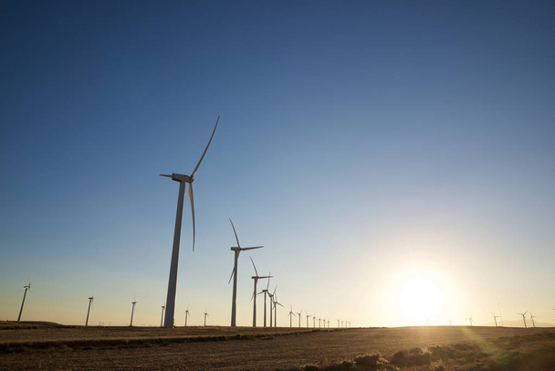 szélmalmok villamosenergia-termelésre, zaragoza tartomány, Aragon, Spanyolország. - Fotó, kép