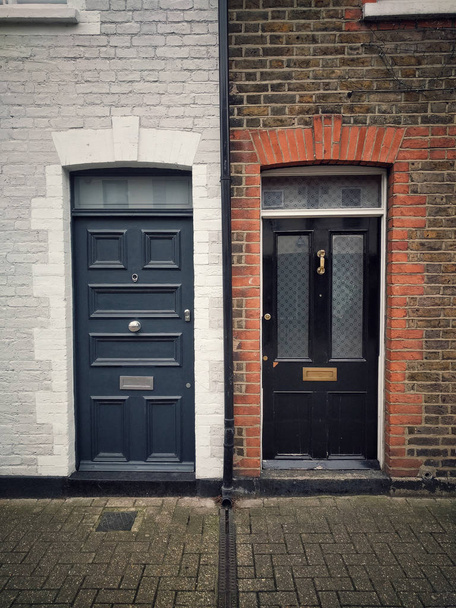 Színes kép két ajtó egy épület homlokzatán. - Fotó, kép