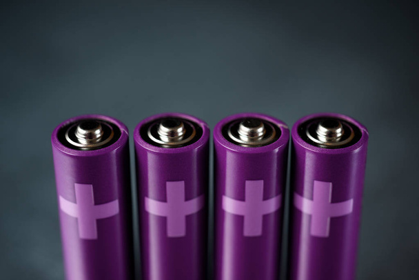 vier Batterien auf einem Metalltisch. - Foto, Bild