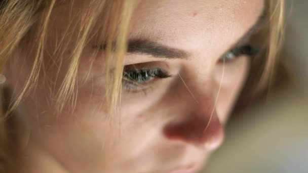 Close up face woman looking down. Portrait sad woman. Female face, eyes, eyelashes and eyesbrows. Natural beauty and makeup. - Filmagem, Vídeo